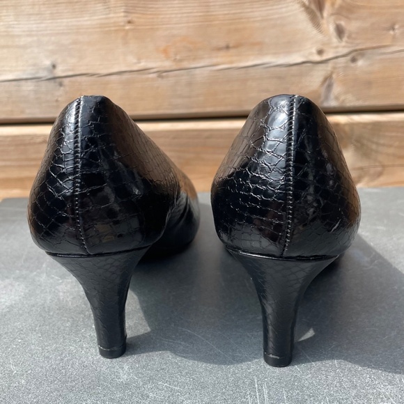 Naturalizer Black Snakeskin Pumps – Elegant Comfort, Size 8 - Picture 3 of 4